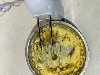 5、黄油脆硬饼干,低速搅拌均匀。