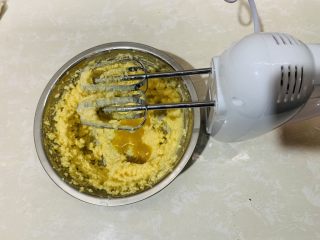7、黄油脆硬饼干,鸡蛋液分次倒入继续打发。
