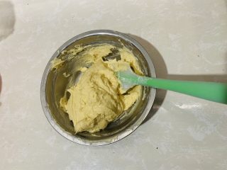 11、黄油脆硬饼干,翻拌均匀。