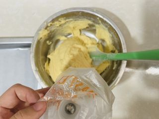 12、黄油脆硬饼干,装进裱花袋。