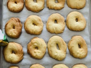 15、黄油脆硬饼干,烤箱预热150℃5分钟。