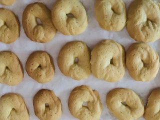 16、黄油脆硬饼干,两盘一起烤,中间两层150℃烤30分钟。最后10分钟换位置。