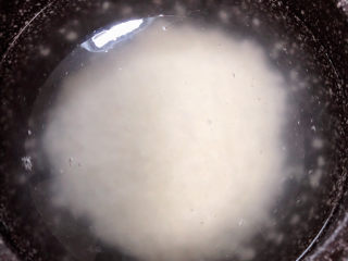 2、冬日暖心菜 扇贝田园砂锅粥,取砂锅,放入米,倒入水,盖盖儿,大火烧开。