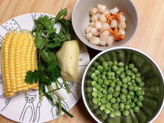 4、冬日暖心菜 扇贝田园砂锅粥,准备其他食材。扇贝肉、豌豆、玉米、葱姜、香菜。
