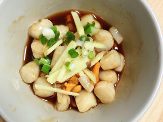 7、冬日暖心菜 扇贝田园砂锅粥,腌制鲜贝肉,放入调料蚝油、生抽、盐、料酒、葱姜、黑胡椒粉。