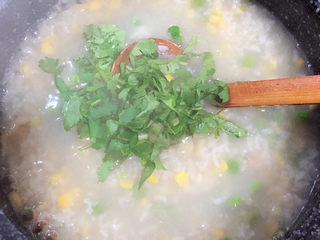 13、冬日暖心菜 扇贝田园砂锅粥,出锅前撒上香菜末。