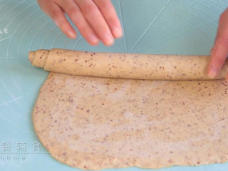 6、红枣红糖馒头,卷起来，卷紧。