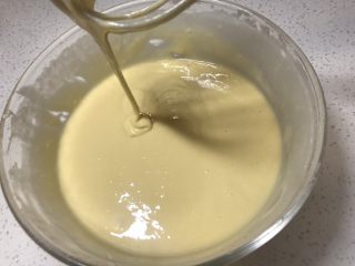 4、原味华夫饼,用手动打蛋器搅拌至无颗粒的面糊