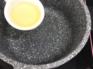 3、吐司苹果派,奶锅内倒入玉米油