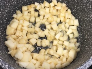 4、吐司苹果派,倒入苹果翻炒片刻