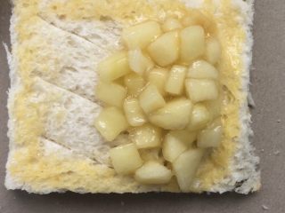 11、吐司苹果派,另外一面铺上苹果丁