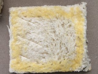 10、吐司苹果派,四周围涂上蛋液，这样对折可以更好的粘合