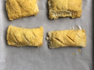 14、吐司苹果派,然后两面都刷上蛋液