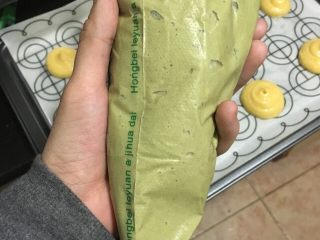 5、西树泡芙,制作卡士达酱：蛋黄加糖打发白，加入玉米淀粉混合均匀，牛奶加几滴香草精小火煮沸，将其中四分之一的滚汤牛奶倒入蛋黄糊中搅拌均匀后加入剩余牛奶搅拌均匀，混合后的蛋奶糊转移到奶锅中小火煮沸，不停搅拌，大概一分钟后蛋奶糊变浓稠糊状，煮至蛋奶糊冒小泡离火加入黄油一直搅拌至黄油消失。淡奶油加20克白砂糖打至六分发加入蛋奶糊混合均匀，若想要抹茶味或巧克力味加入少量抹茶粉或巧克力粉混合即可。装入裱花袋。