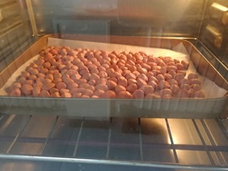 2、芝麻花生糖,花生放入烤箱150度烤10分钟。