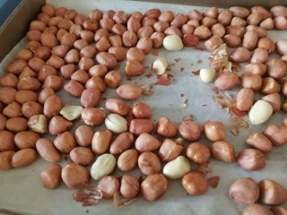 3、芝麻花生糖,放晾。