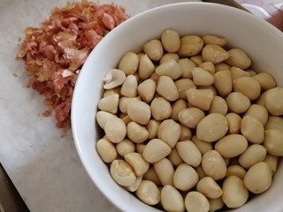 4、芝麻花生糖,去皮。