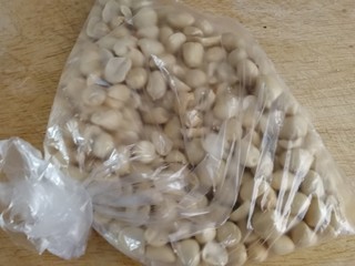 5、芝麻花生糖,放入保鲜袋里。