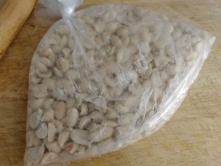 6、芝麻花生糖,擀面棍拍碎。