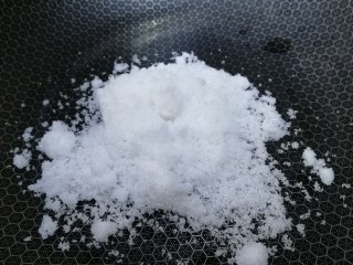 7、芝麻花生糖,白糖放入炒锅。