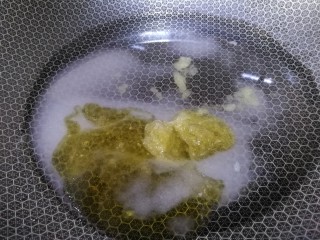 9、芝麻花生糖,加半碗清水，中小火把糖融化。