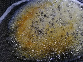 11、芝麻花生糖,熬至变成蜂蜜的颜色。