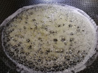 10、芝麻花生糖,慢慢加热，糖起大泡。