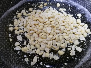 13、芝麻花生糖,倒入花生碎。