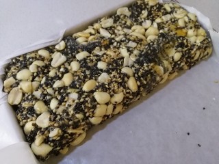 16、芝麻花生糖,铺上油纸趁热按压成型。