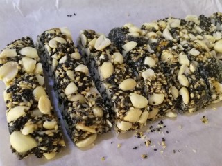 17、芝麻花生糖,趁热切小块儿。