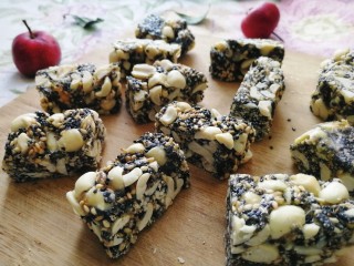 18、芝麻花生糖,香甜酥脆。