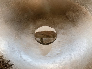 2、可乐鸡翅根,锅烧热油。