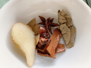 3、可乐鸡翅根,提前准备好姜片,桂皮,八角,香叶。