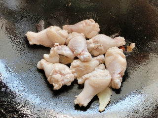 6、可乐鸡翅根,中小火进行慢煎。等到表皮略微紧实,并呈现收缩状态的时候,开始调味工作~