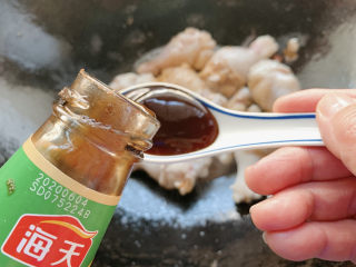 8、可乐鸡翅根,加入一勺蚝油。增添鲜味。