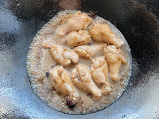 12、可乐鸡翅根,大火不断加热,让酱汁不断的沸腾并烧入鸡翅根中。