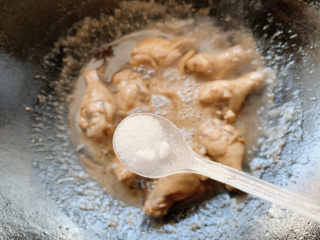 13、可乐鸡翅根,如果可乐加的稍微多了一些,糖的味道太过重的话,可加适量盐进行综合。