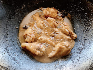 14、可乐鸡翅根,转中小火闷煮8-10分钟左右。