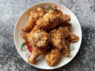 15、可乐鸡翅根,出锅撒上白芝麻即可食用。