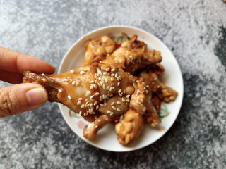 16、可乐鸡翅根,鸡翅根也就是小鸡腿,嗯在烹饪之前可上下花刀,能更好的入味哟。