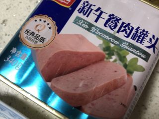 1、手抓饼三明治,准备罐头或者火腿肠（个人更喜欢罐头，更香）