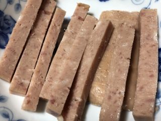 2、手抓饼三明治,切成筷子大小的长条备用