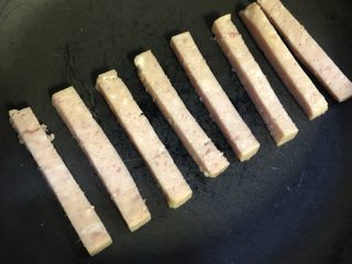 3、手抓饼三明治,放入无水无油的锅中煎香，四面都要煎到（全程小火????）