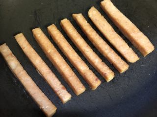 4、手抓饼三明治,四面煎黄起锅备用