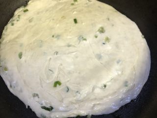 6、手抓饼三明治,取一片手抓饼，在室温下放一会儿，变软就行放入锅中（注意这里可以先关火，手抓饼不要太软了，否则放入锅里会不成型的）