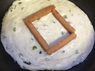 7、手抓饼三明治,把煎好的午餐肉放在饼上摆出正方形