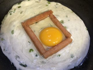 8、手抓饼三明治,加入一颗鸡蛋，这里开始全程开小火????