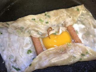 9、手抓饼三明治,煎一小会儿，把饼的四边收起来，做成正方形的样子