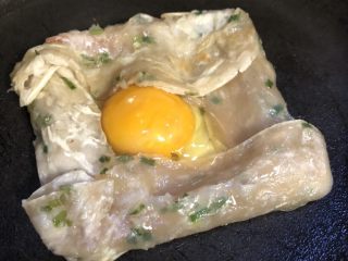 10、手抓饼三明治,尽量把鸡蛋包住，（饼小了可以把正方形适当调整下