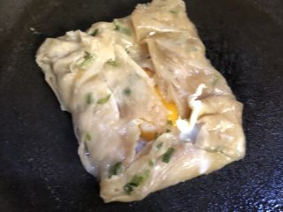 11、手抓饼三明治,这样煎一会儿就可以翻面了